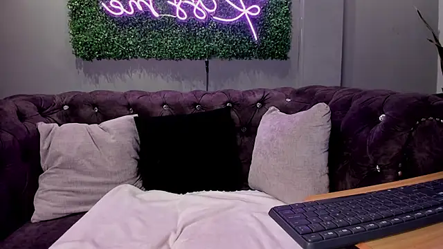 Snapshot of scarlettvelvet_ chatting on 10-27-25, 06:01 scarlettvelvet  online show from 10-27-25, 06:01