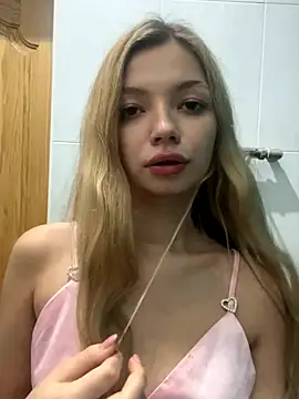 Snapshot of _Siennaaa_ chatting on 10-28-25, 10:45  Siennaaa  online show from 10-28-25, 10:45