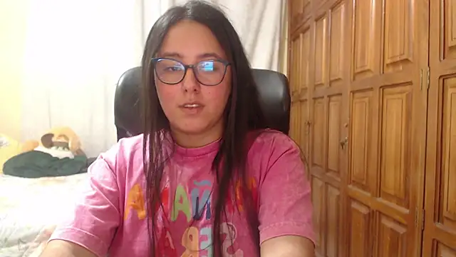 Snapshot of Venus_cat_ chatting on 05-18-26, 04:07 Venus cat online show from 05-18-26, 04:07