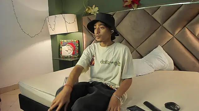 Snapshot of Dickie_Dicking chatting on 12-15-25, 10:25 Dickie Dicking online show from 12-15-25, 10:25