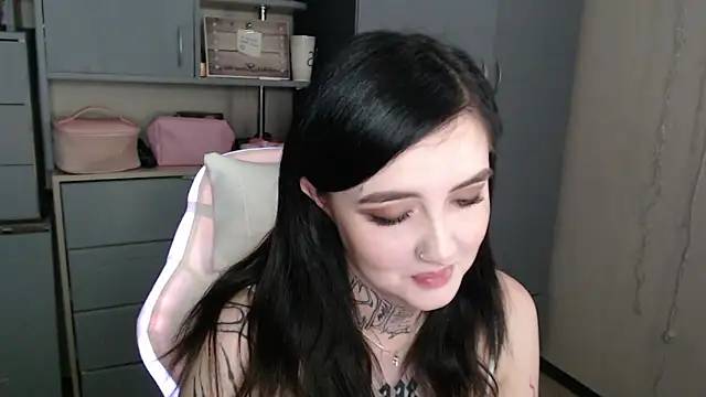 Snapshot of Rin_andersonn chatting on 12-18-25, 01:00 Rin andersonn online show from 12-18-25, 01:00