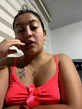 Snapshot of itsgianna chatting on 10-22-25, 02:12 itsgianna online show from 10-22-25, 02:12