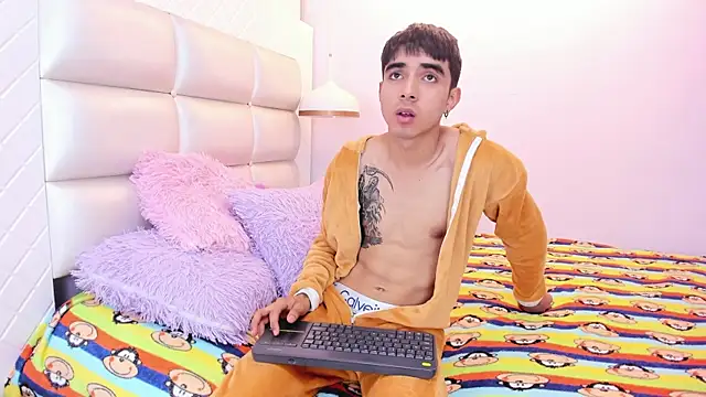 Snapshot of Hottie_Guy chatting on 10-08-25, 06:16 Hottie Guy online show from 10-08-25, 06:16