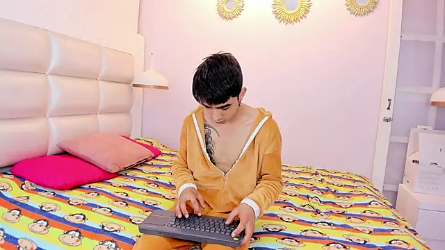 Snapshot of Hottie_Guy chatting on 10-10-25, 06:07 Hottie Guy online show from 10-10-25, 06:07