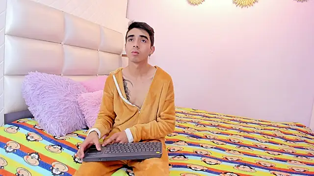 Snapshot of Hottie_Guy chatting on 10-16-25, 05:47 Hottie Guy online show from 10-16-25, 05:47