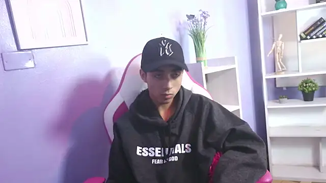 Snapshot of Hottie_Guy chatting on 10-22-25, 06:29 Hottie Guy online show from 10-22-25, 06:29