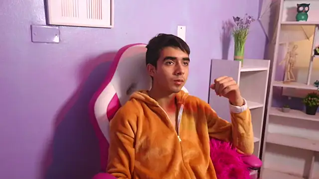 Snapshot of Hottie_Guy chatting on 10-24-25, 06:15 Hottie Guy online show from 10-24-25, 06:15