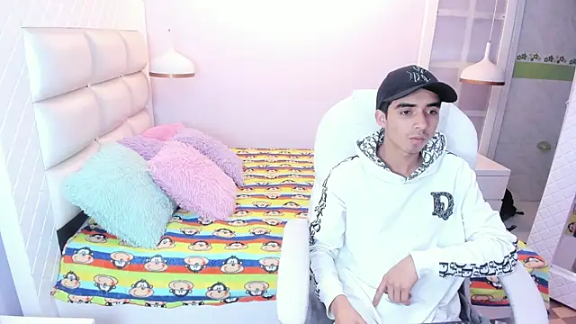 Snapshot of Hottie_Guy chatting on 10-25-25, 12:13 Hottie Guy online show from 10-25-25, 12:13