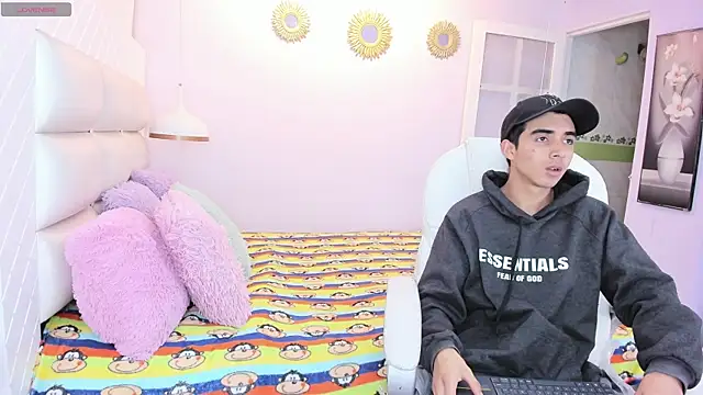 Snapshot of Hottie_Guy chatting on 10-28-25, 05:48 Hottie Guy online show from 10-28-25, 05:48