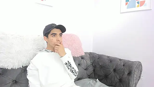 Snapshot of Hottie_Guy chatting on 10-29-25, 05:47 Hottie Guy online show from 10-29-25, 05:47