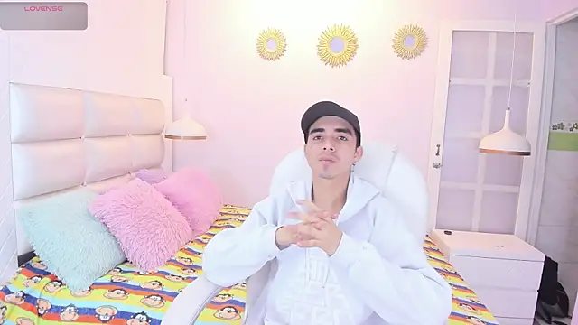 Snapshot of Hottie_Guy chatting on 10-30-25, 12:28 Hottie Guy online show from 10-30-25, 12:28