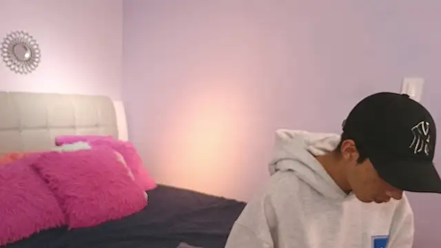 Snapshot of Hottie_Guy chatting on 11-04-25, 05:45 Hottie Guy online show from 11-04-25, 05:45