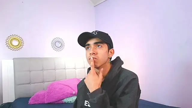 Snapshot of Hottie_Guy chatting on 11-05-25, 05:35 Hottie Guy online show from 11-05-25, 05:35