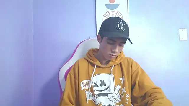 Snapshot of Hottie_Guy chatting on 11-11-25, 05:46 Hottie Guy online show from 11-11-25, 05:46