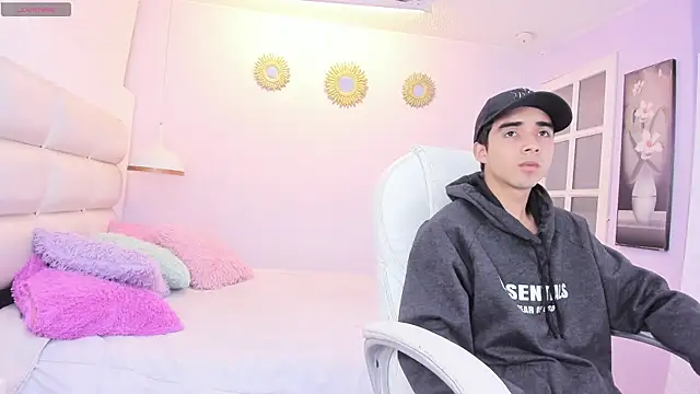 Snapshot of Hottie_Guy chatting on 11-12-25, 12:16 Hottie Guy online show from 11-12-25, 12:16