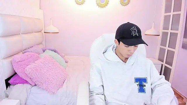 Snapshot of Hottie_Guy chatting on 11-13-25, 05:56 Hottie Guy online show from 11-13-25, 05:56