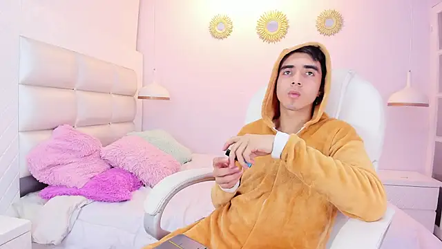 Snapshot of Hottie_Guy chatting on 11-14-25, 05:55 Hottie Guy online show from 11-14-25, 05:55