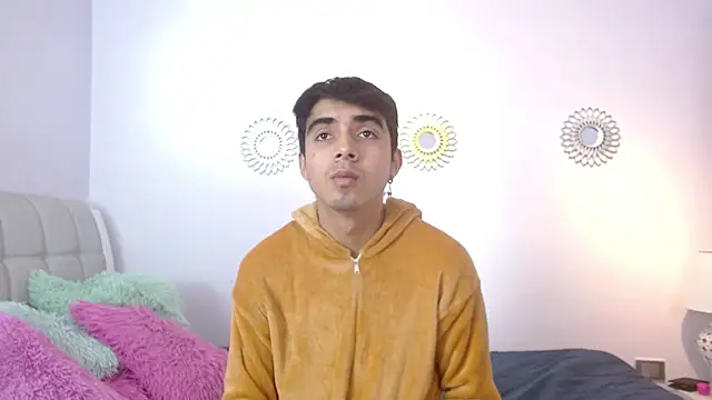 Snapshot of Hottie_Guy chatting on 11-15-25, 05:53 Hottie Guy online show from 11-15-25, 05:53