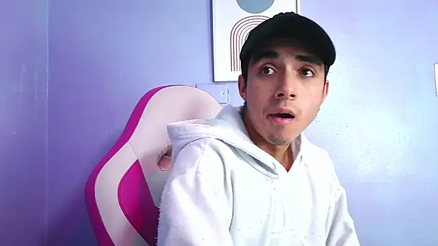 Snapshot of Hottie_Guy chatting on 11-17-25, 05:52 Hottie Guy online show from 11-17-25, 05:52