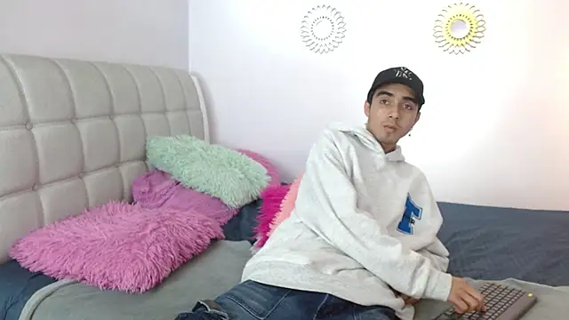 Snapshot of Hottie_Guy chatting on 11-18-25, 06:34 Hottie Guy online show from 11-18-25, 06:34