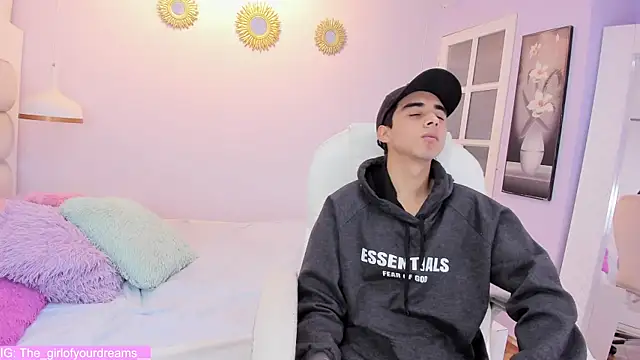 Snapshot of Hottie_Guy chatting on 11-20-25, 05:45 Hottie Guy online show from 11-20-25, 05:45