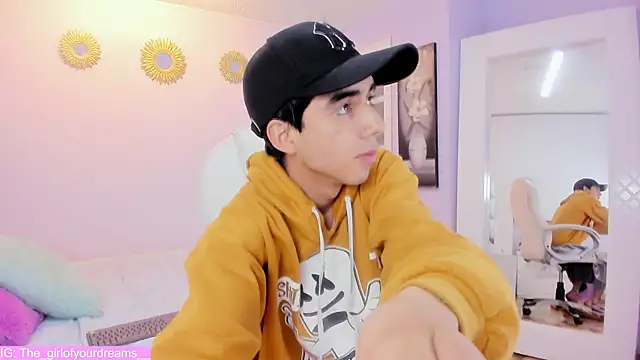 Snapshot of Hottie_Guy chatting on 11-21-25, 05:55 Hottie Guy online show from 11-21-25, 05:55