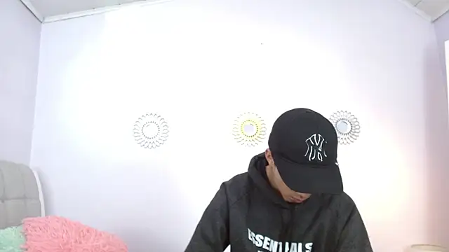 Snapshot of Hottie_Guy chatting on 11-24-25, 05:56 Hottie Guy online show from 11-24-25, 05:56