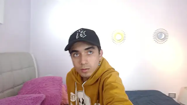 Snapshot of Hottie_Guy chatting on 11-25-25, 05:46 Hottie Guy online show from 11-25-25, 05:46