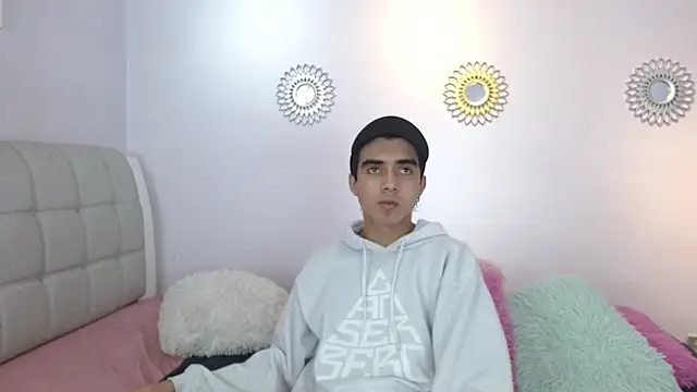 Snapshot of Hottie_Guy chatting on 11-26-25, 05:58 Hottie Guy online show from 11-26-25, 05:58