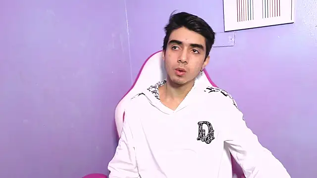 Snapshot of Hottie_Guy chatting on 12-03-25, 05:55 Hottie Guy online show from 12-03-25, 05:55