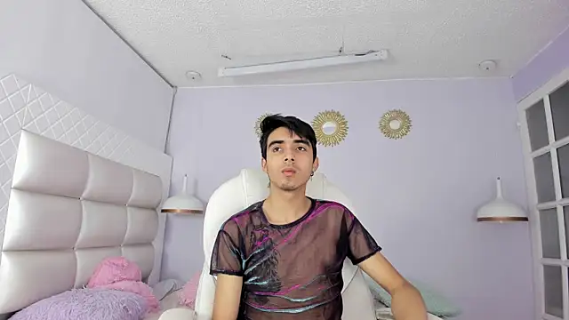 Snapshot of Hottie_Guy chatting on 12-04-25, 05:43 Hottie Guy online show from 12-04-25, 05:43