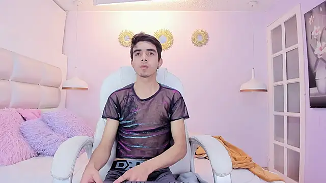 Snapshot of Hottie_Guy chatting on 12-05-25, 05:53 Hottie Guy online show from 12-05-25, 05:53