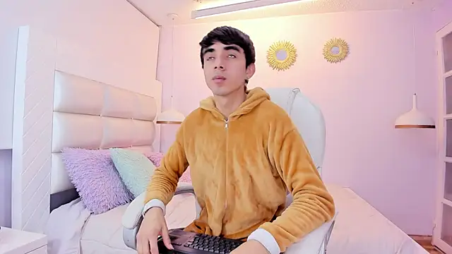 Snapshot of Hottie_Guy chatting on 12-15-25, 12:09 Hottie Guy online show from 12-15-25, 12:09