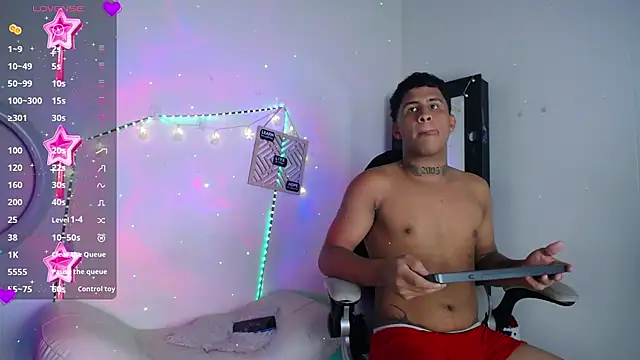 Snapshot of Dylan_horny chatting on 11-16-25, 10:32 Dylan horny online show from 11-16-25, 10:32