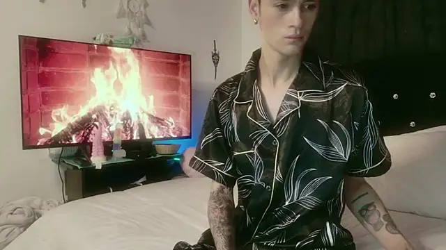 Snapshot of Tyler_cat chatting on 10-24-25, 11:28 Tyler cat online show from 10-24-25, 11:28