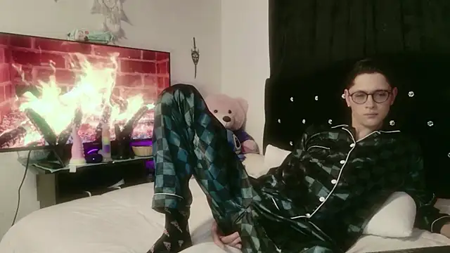 Snapshot of Tyler_cat chatting on 10-26-25, 10:21 Tyler cat online show from 10-26-25, 10:21