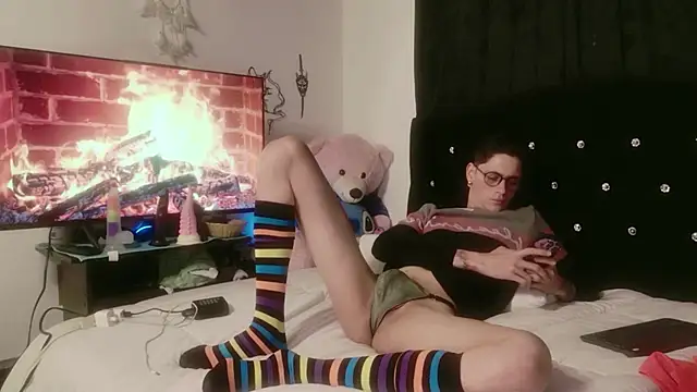 Snapshot of Tyler_cat chatting on 11-05-25, 01:33 Tyler cat online show from 11-05-25, 01:33