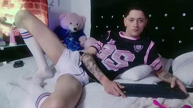 Snapshot of Tyler_cat chatting on 11-10-25, 01:43 Tyler cat online show from 11-10-25, 01:43