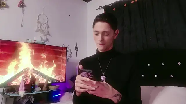 Snapshot of Tyler_cat chatting on 11-11-25, 01:55 Tyler cat online show from 11-11-25, 01:55