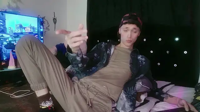 Snapshot of Tyler_cat chatting on 11-24-25, 11:37 Tyler cat online show from 11-24-25, 11:37