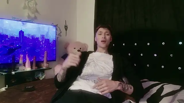 Snapshot of Tyler_cat chatting on 11-29-25, 01:08 Tyler cat online show from 11-29-25, 01:08