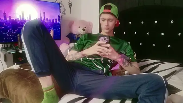 Snapshot of Tyler_cat chatting on 11-30-25, 02:04 Tyler cat online show from 11-30-25, 02:04