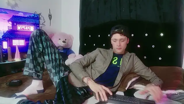 Snapshot of Tyler_cat chatting on 12-03-25, 03:32 Tyler cat online show from 12-03-25, 03:32