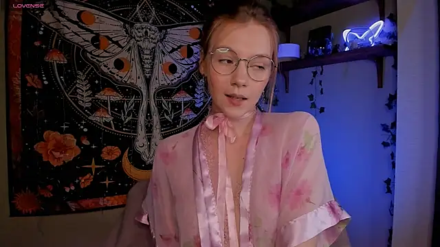 lyra thenymph online show from 10-18-25, 01:34