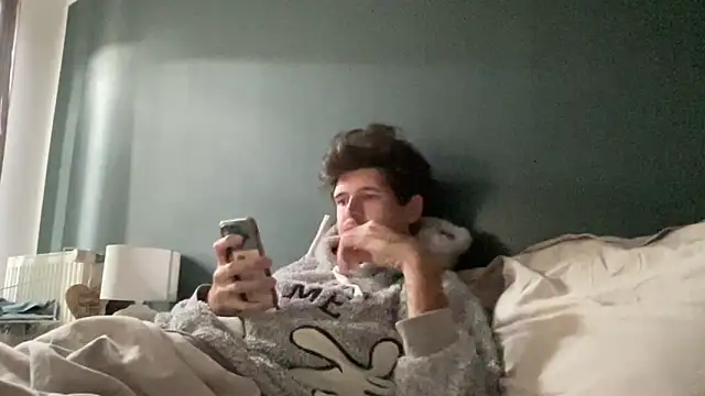 Snapshot of VersaGoo chatting on 10-19-25, 12:06 VersaGoo online show from 10-19-25, 12:06