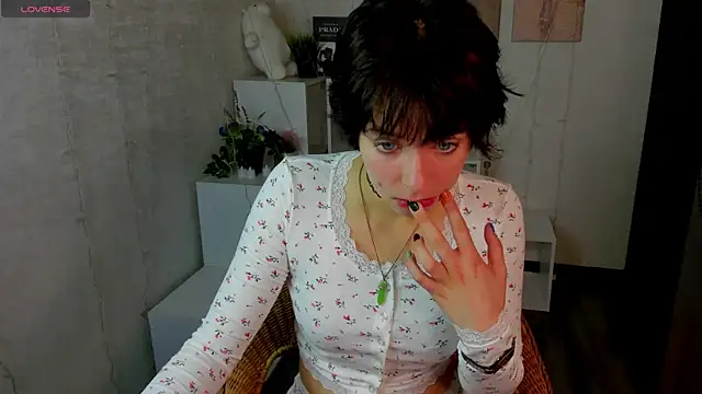 Sara Frayer online show from 10-08-25, 01:03