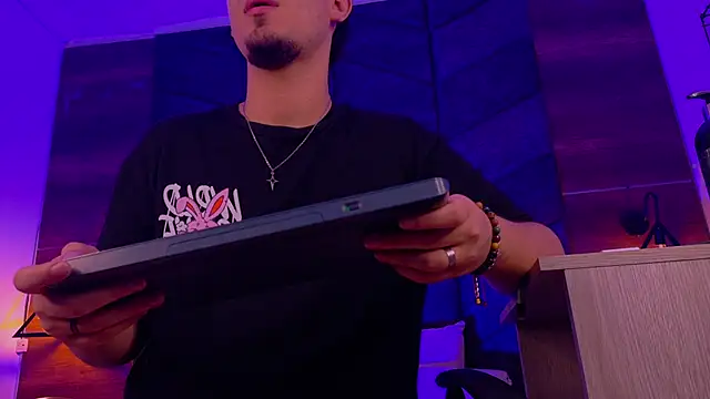 LiamThunder05  online show from 11-12-25, 03:07