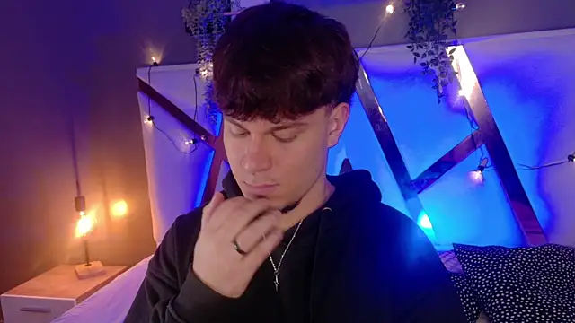 LiamThunder05  online show from 11-19-25, 03:17