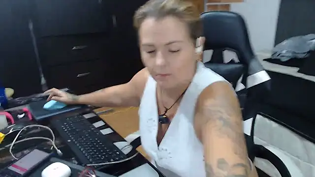 perlagoloza05 online show from 06-21-26, 02:14
