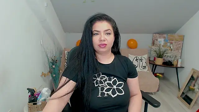 Snapshot of DennysseCharm chatting on 10-28-25, 07:38 DennysseCharm online show from 10-28-25, 07:38